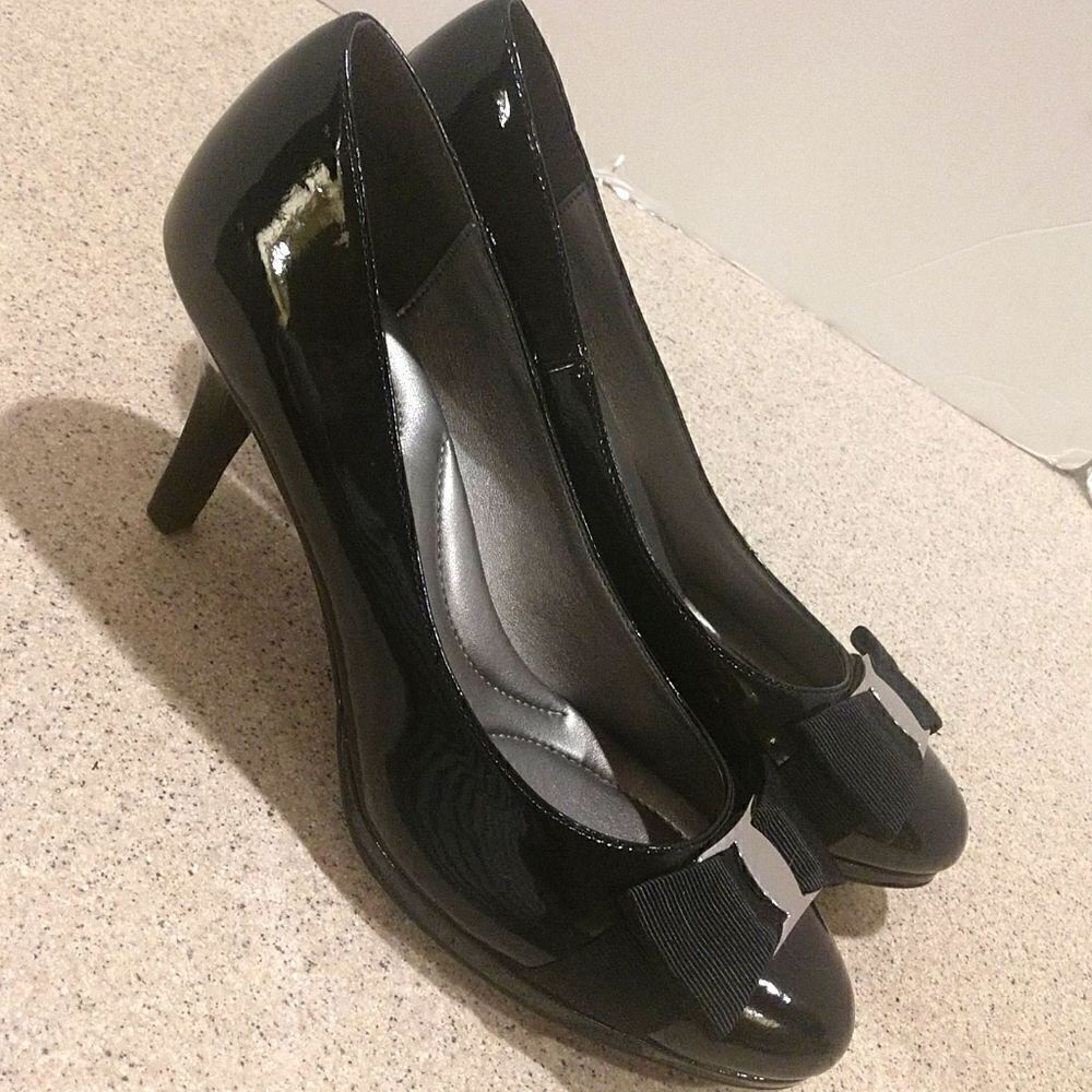 👍 Like New Black Bow Heels Size 10.   A7